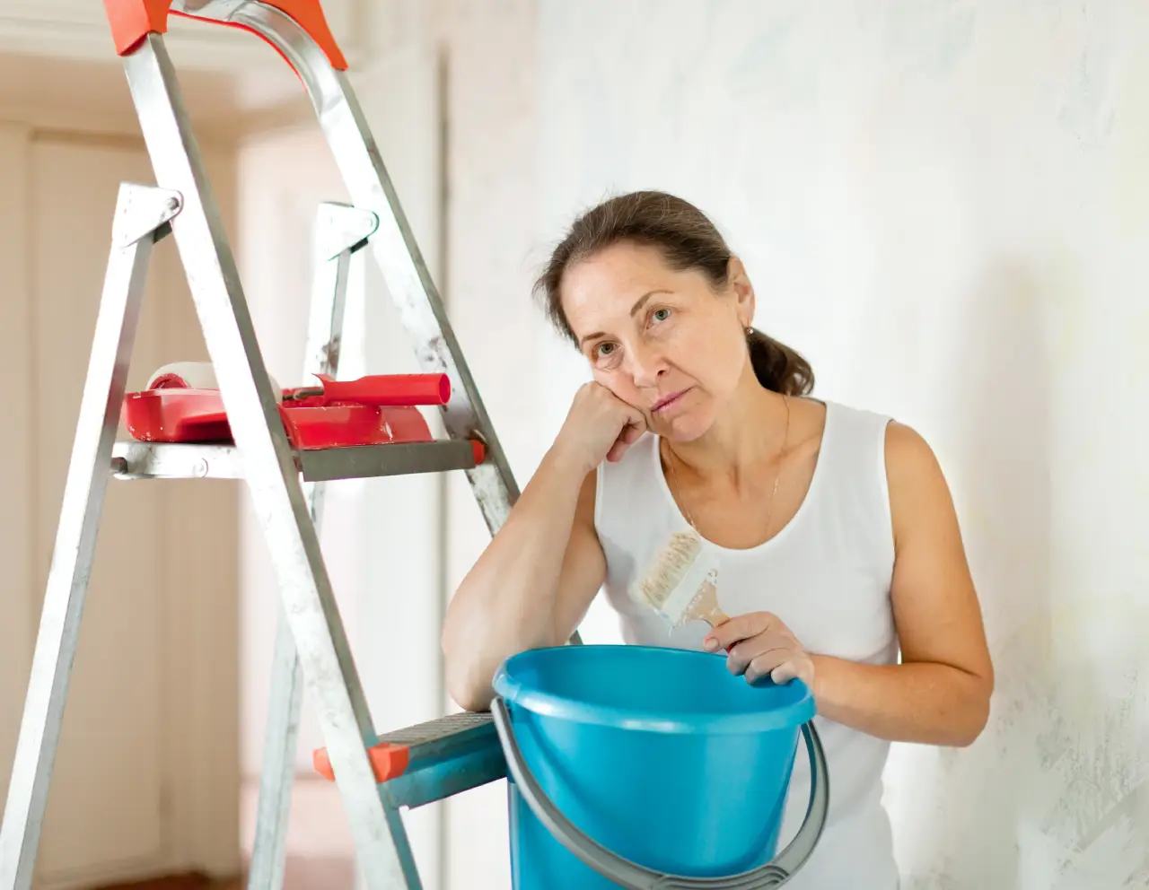 mulher-madura-faz-reparos-em-casa