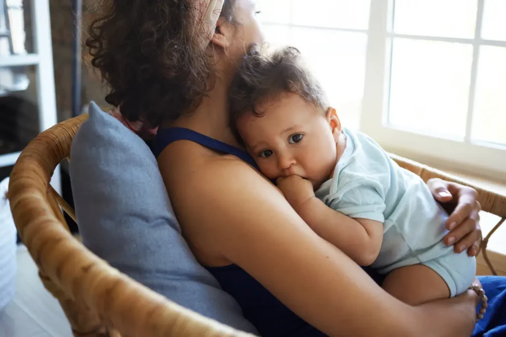 Desigualdade social aumenta risco de mães perderem a guarda dos filhos, aponta estudo