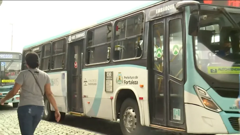 Motorista de ônibus não tem direito a adicional por cobrar passagens