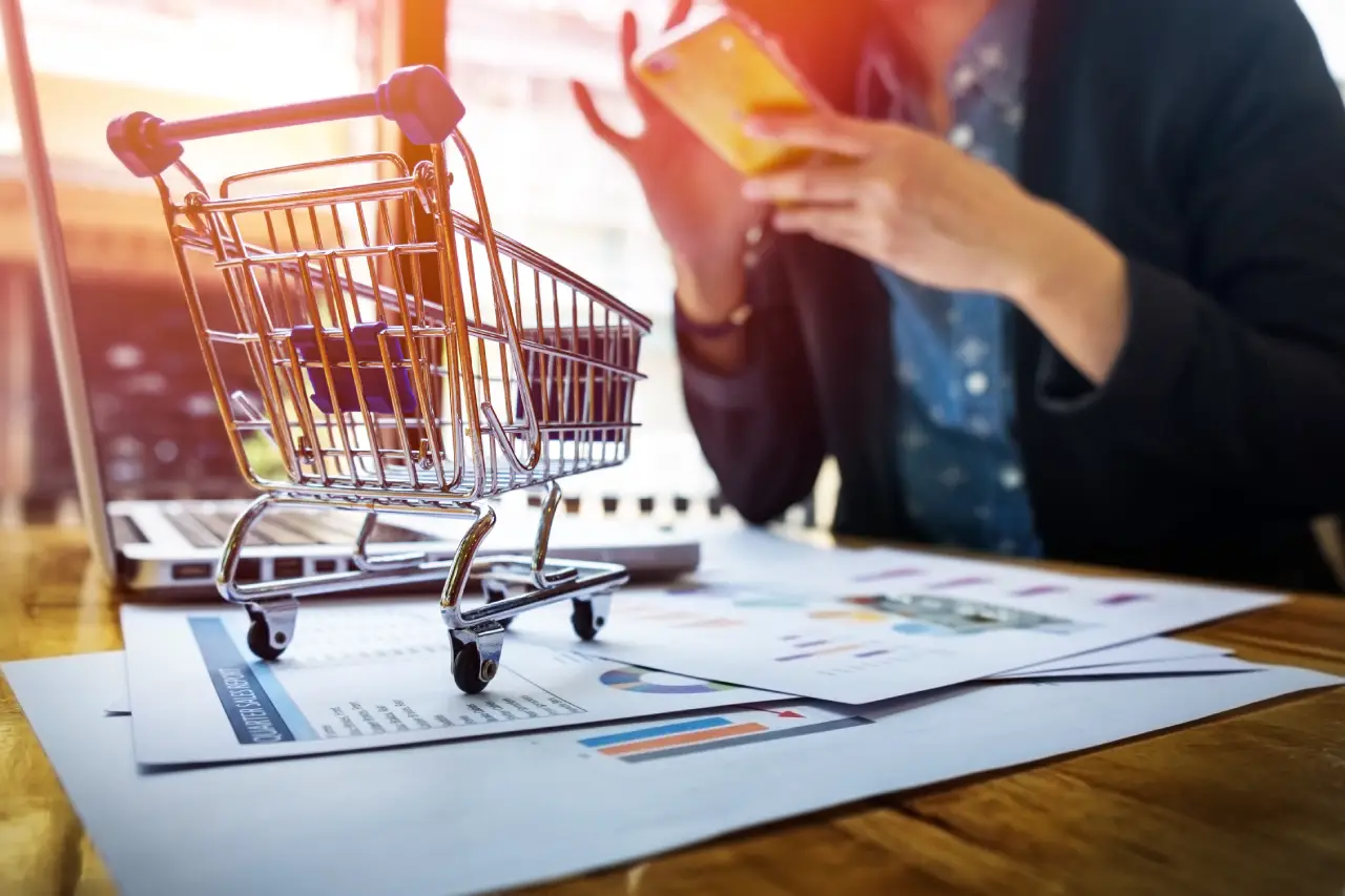 imagem-recortada-da-mulher-que-fornece-informacoes-sobre-cartoes-e-chave-no-telefone-ou-laptop-enquanto-faz-compras-on-line