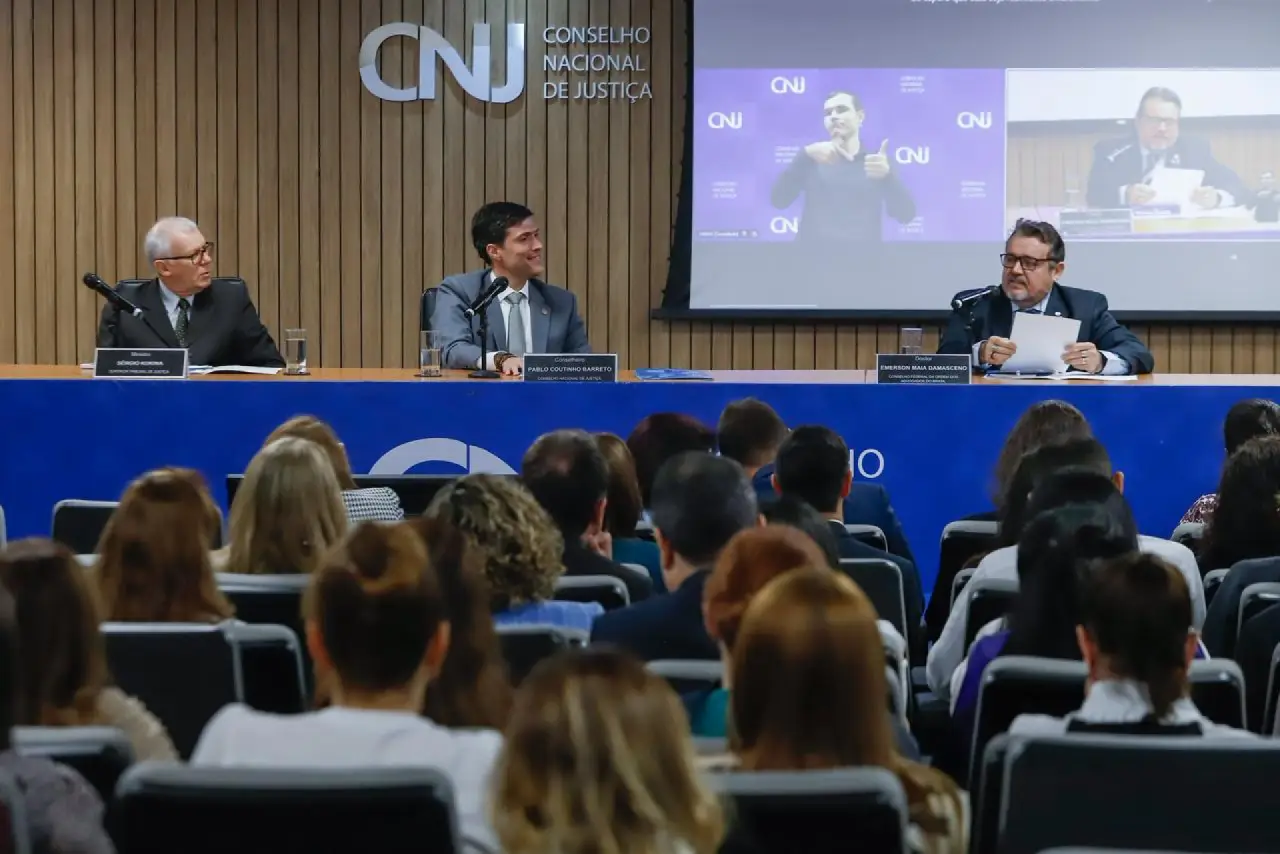 Advogado Emerson Damasceno em reunião no CNJ