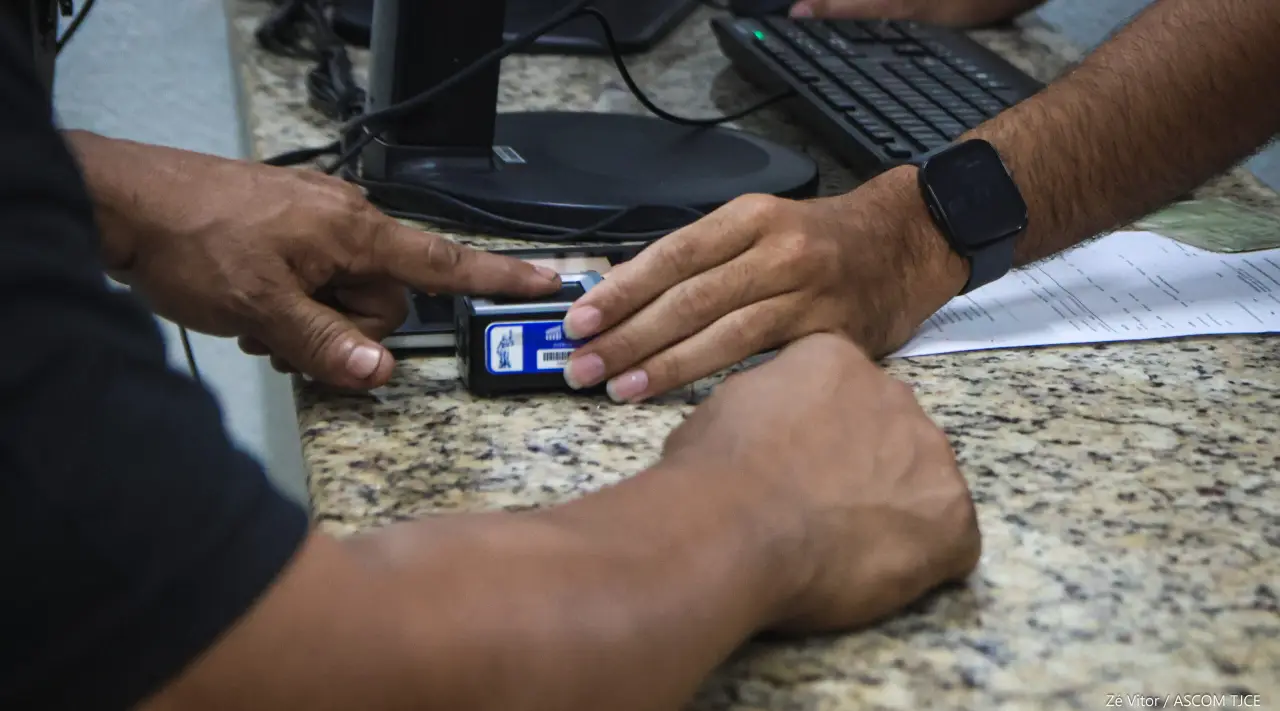 Homem faz leitura de digital em escanner de dedo