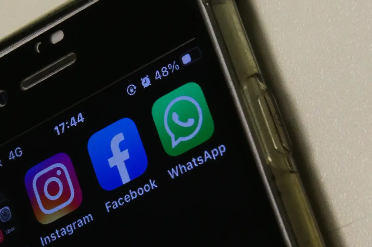 Celular mostrando apps do Facebook, Instagram e WhatsApp