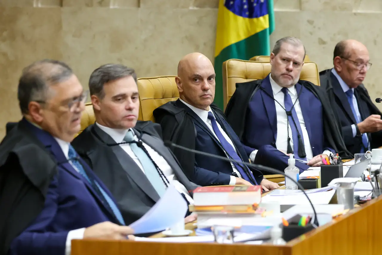 Ministros em sessão plenária extraordinária do STF - 15/09/2026