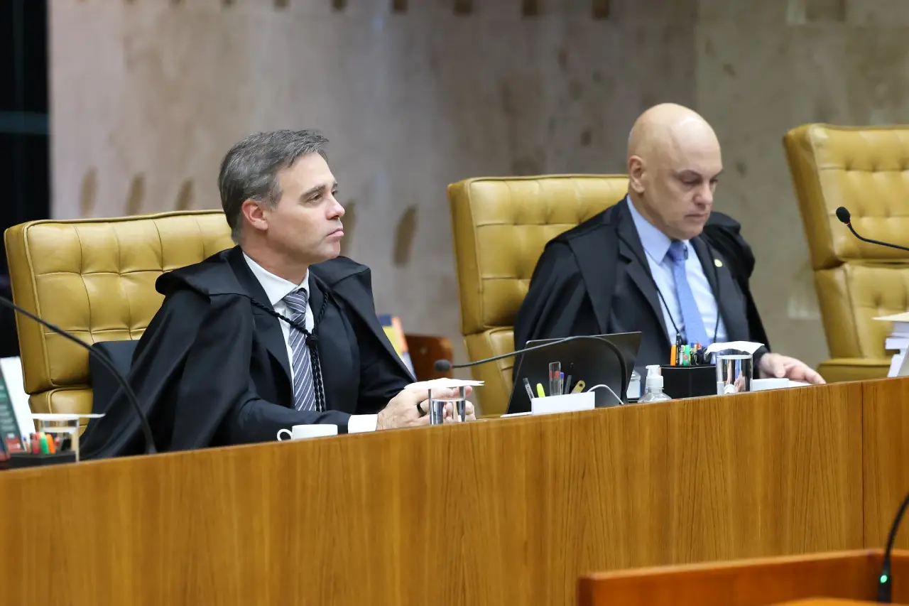 Ministros André Mendonça e Alexandre de Moraes no plenário do STF