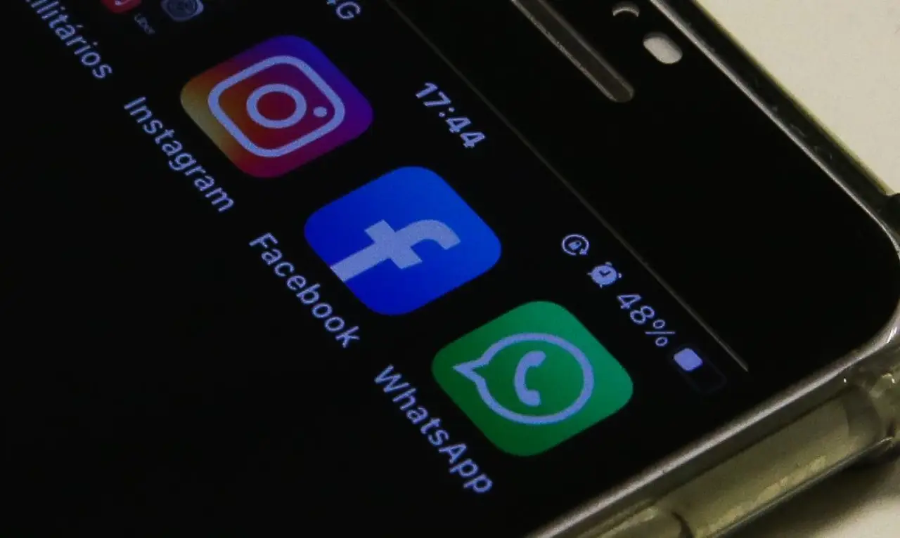 Celular mostrando apps da big tech Meta (Instagram, Facebook e WhatsApp)