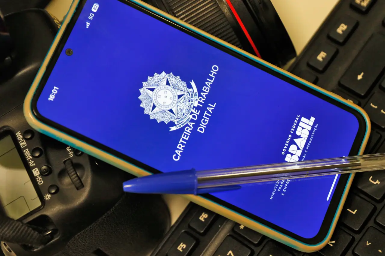 Celular com Carteira de Trabalho Digital