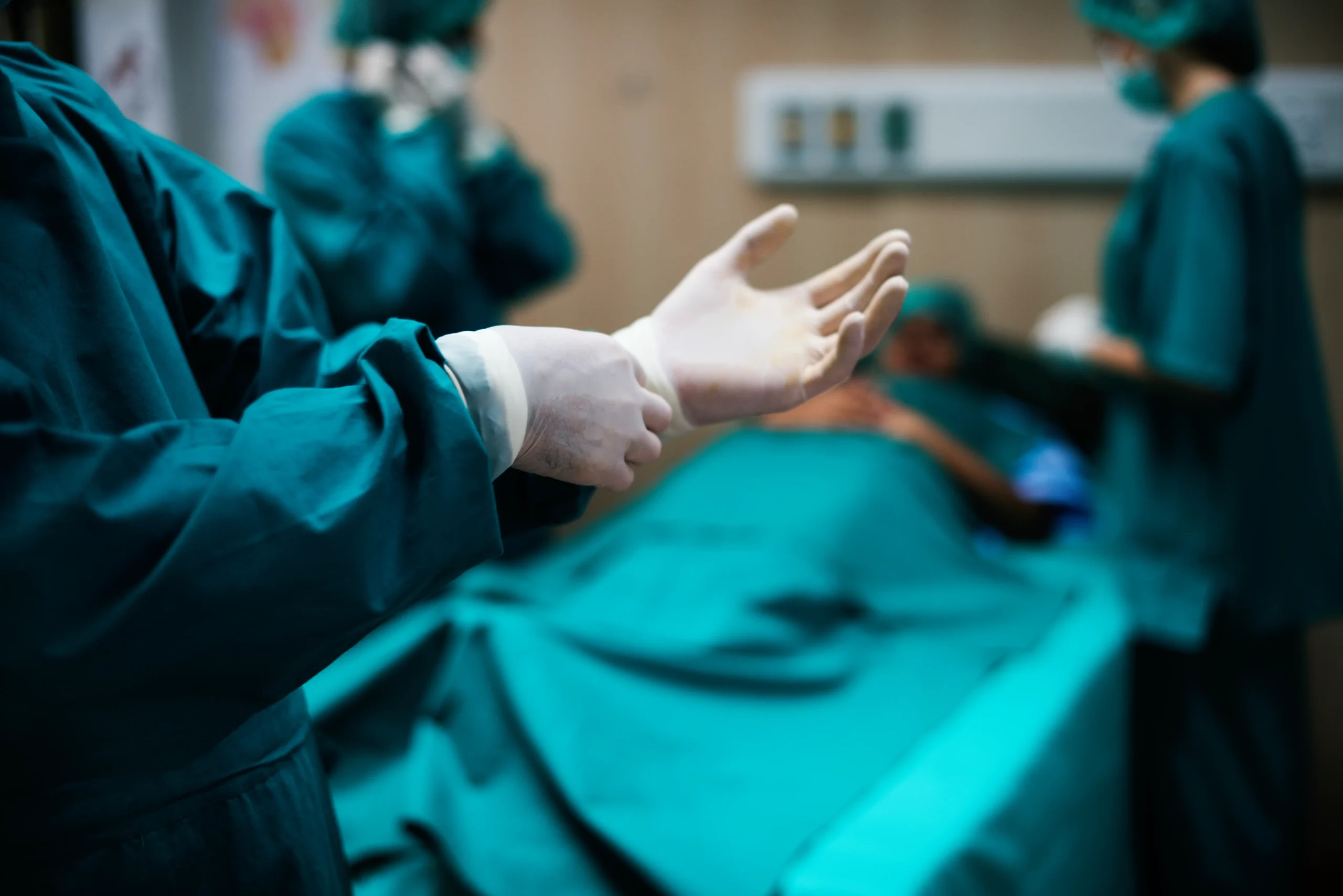 medicos-se-preparando-para-uma-operacao