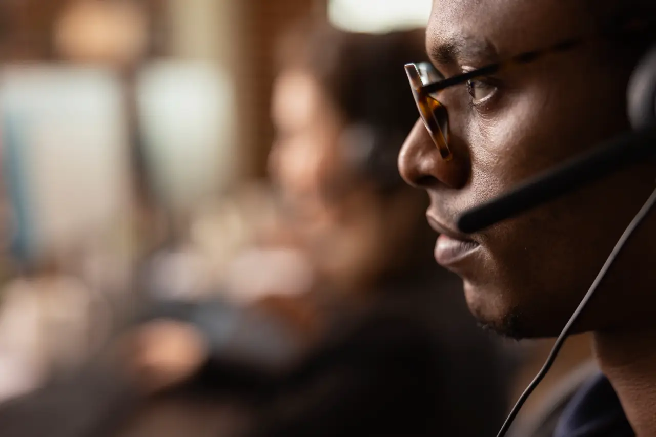 Homem trabalhando em callcenter
